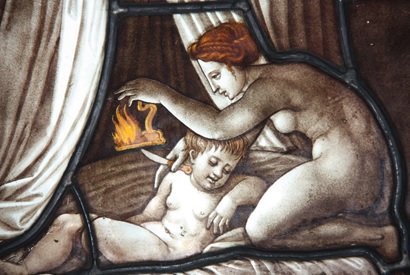 Detall de la imatge de Psique i Cupido que apareix a un dels vitralls del castell de Chantilly